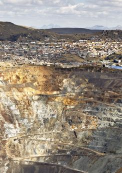 Lais Puzzle - Detail des Tagebaus "Raul Rojas", der durch den Bergbau entstanden ist und mitten in der Stadt "cerro de pasco" Realität ist, mit der diese Bevölkerung lebt, Peru - 100, 200, 500 & 1.000 Teile