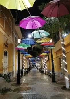 Lais Puzzle - Regenschirme in der Stadt Piura, Peru - 100, 200, 500 & 1.000 Teile