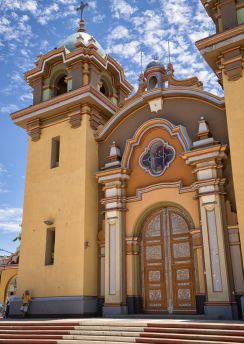 Lais Puzzle - Kirche im Zentrum der tropischen Stadt Tumbes Peru - 100, 200, 500 & 1.000 Teile