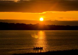 Lais Puzzle - Contamana Ucayali im Ucayali-Fluss Peru inmitten des peruanischen Dschungels, mit wunderschönem orangefarbenen Himmel - 100, 200, 500 & 1.000 Teile