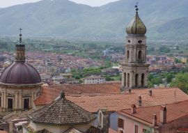 Lais Puzzle - Blick auf die Kirche Annunziata und im Hintergrund die Stadt Venafro. Isernia, Molise, Italien - 500 & 1.000 Teile