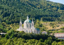 Lais Puzzle - Die Basilica santuario di Maria Santissima Addolorata ist ein modernes Heiligtum im Matese-Park in der Nähe von Isernia. - 100, 200, 500 & 1.000 Teile