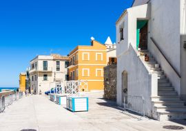 Lais Puzzle - Farbenfrohe Häuser im historischen Zentrum von Termoli, Molise, Italien - 100, 200, 500 & 1.000 Teile