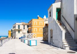 Lais Puzzle - Farbenfrohe Häuser im historischen Zentrum von Termoli, Molise, Italien - 1.000 Teile