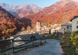 Lais Puzzle - Piedicavallo, Italien: Rustikales Alpendorf Piedicavallo in der Herbstsaison zwischen den italienischen Alpen - 100, 200, 500 & 1.000 Teile