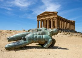 Lais Puzzle - Bronzestatue des Ikarus vor den Ruinen des Concordia-Tempels im Tal der Tempel bei Agrigento auf der italienischen Insel Sizilien - 100, 200, 500 & 1.000 Teile