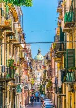Lais Puzzle - Blick auf eine schmale Straße zur chiesa del carmine maggiore in Palermo, Sizilien, Italien - 100, 200, 500 & 1.000 Teile