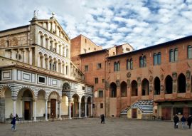 Lais Puzzle - Pistoia, Toskana, Italien, Blick auf die Piazza del Duomo, Stadtzentrum, mit der Fassade der Kirche des Doms im typisch toskanischen Stil und dem gotischen Bischofspalast - 500 & 1.000 Teile