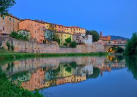 Lais Puzzle - Spiegelung der Altstadt im Fluss Tevere, Umbertide, Italien - 100, 200, 500 & 1.000 Teile