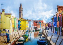 Lais Puzzle - Farbenfrohe Häuser, Kanal, Boot und Kirche auf der berühmten Insel Burano, Venedig, Italien - 100, 200, 500 & 1.000 Teile