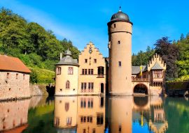 Lais Puzzle - Mittelalterliches Schloss Mespelbrunn in Bayern, Deutschland mit Spättagsreflexionen im Burggraben - 100, 200, 500 & 1.000 Teile