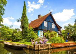 Lais Puzzle - Schönes altes Fachwerkhaus an einem Wasserkanal im Spreewald, Brandenburg, Deutschland - 100, 200, 500 & 1.000 Teile