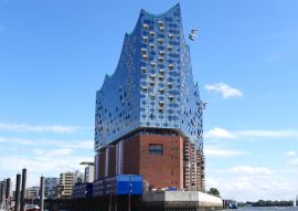 Lais Puzzle - Elbphilharmonie Hamburg - Blick von Überseebrücke auf Stirnseite mit Möwe - 100, 200, 500 & 1.000 Teile