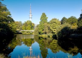 Lais Puzzle - Heinrich-Hertz-Turm - berühmter 279 m hoher Fernsehturm in Hamburg. Blick vom Botanischen Garten (Park Planten und Blomen) im Zentrum der Stadt Hamburg, Deutschland - 100, 200, 500 & 1.000 Teile