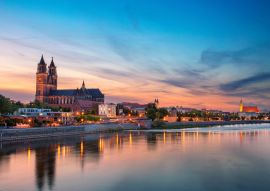 Lais Puzzle - Magdeburg, Deutschland. Panorama-Stadtlandschaftsbild von Magdeburg, Deutschland, mit Spiegelung der Stadt in der Elbe bei Sonnenuntergang - 100, 200, 500 & 1.000 Teile