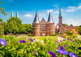 Lais Puzzle - Historische Stadt Lübeck mit dem berühmten Holstentor im Sommer, Schleswig-Holstein, Norddeutschland - 100, 200, 500 & 1.000 Teile