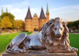 Lais Puzzle - Lübeck, Holstentor mit Löwe im Vordergrund - 100, 200, 500 & 1.000 Teile