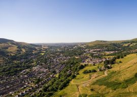 Lais Puzzle - Luftaufnahme von Häusern im walisischen Tal von Blaenau Gwent aus der Vogelperspektive - 100, 200, 500 & 1.000 Teile