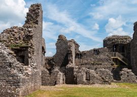 Lais Puzzle - Innerhalb des Hofes und der Mauern einer mittelalterlichen Burgruine (Burg Carreg Cennen) - 100, 200, 500 & 1.000 Teile