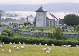 Lais Puzzle - Frühmorgendlicher Nebel in den Tälern umgibt die St. David's Church, Llanddewi'r Cwm, Powys, Wales - 100, 200, 500 & 1.000 Teile