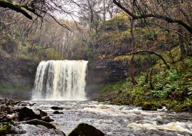 Lais Puzzle - Der Sgwd-yr-Eira-Wasserfall am Fluss Hepste ist einer von vier Wasserfällen auf dem Four Falls Trail in den Brecon Beacons - 100, 200, 500 & 1.000 Teile
