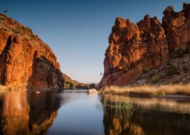 Lais Puzzle - Reflektionen von Felsformationen am Wasserloch der Glen Helen Gorge, Northern Territory, Australien - 100, 200, 500 & 1.000 Teile