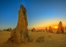 Lais Puzzle - Riesige Kalksteinformation in der Abenddämmerung. Die Pinnacles Wüste im Nambung National Park, bietet bei Sonnenuntergang die Show mit den schönsten Farben. Die Pinnacles sind eine wichtige Touristenattraktion in Westaustralien - 100...