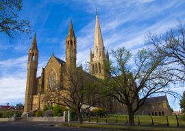 Lais Puzzle - Die Sacred Heart Cathedral in der viktorianischen Goldgräberstadt Bendigo ist die größte Kathedrale im ländlichen Australien - 100, 200, 500 & 1.000 Teile