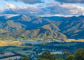 Lais Puzzle - Luftaufnahme von Mount Beauty Stadt und Teichanlage. Kiewa-Tal, Victoria, Australien - 100, 200, 500 & 1.000 Teile