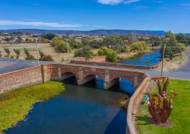 Lais Puzzle - Luftaufnahme der roten Brücke in der Stadt Campbell in Tasmanien, Australien - 100, 200, 500 & 1.000 Teile
