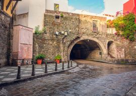 Lais Puzzle - Straßen der historischen Innenstadt von Guanajuato, Stadttunnel und bunte Häuser im Kolonialstil einer mexikanischen Stadt - 100, 200, 500 & 1.000 Teile