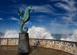 Lais Puzzle - Der Junge auf einem Seepferdchen Skulptur Puerto Vallarta Malecon mit Plätschern des Pazifiks, Mexiko - 100, 200, 500 & 1.000 Teile