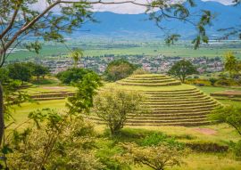Lais Puzzle - Archäologische Zone von Guachimontones im Bundesstaat Jalisco, Mexiko. Pyramide mit Sommerlandschaft und blauem Himmel - 100, 200, 500 & 1.000 Teile