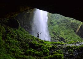 Lais Puzzle - Mann bewundert Puxtla-Wasserfall mit Armen in der Luft in der Nähe von Tlatlauquitepec in Mexiko - 100, 200, 500 & 1.000 Teile