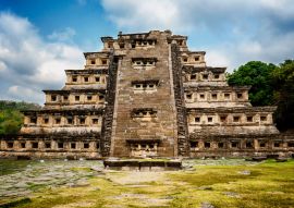Lais Puzzle - Pyramide De Los Nidos in Tajín, Veracruz Mexiko. Sie hat 365 Fenster, die als Sonnenkalender dienten, und einen Tempel auf der Spitze. Der Stamm der Totonacas lebte früher in diesem schönen Pyramidenkomplex - 100, 200, 500 & 1.000 Teile