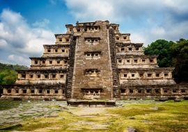 Lais Puzzle - Pyramide De Los Nidos in Tajín, Veracruz Mexiko. Sie hat 365 Fenster, die als Sonnenkalender dienten, und einen Tempel auf der Spitze. Der Stamm der Totonacas lebte früher in diesem schönen Pyramidenkomplex - 500 & 1.000 Teile