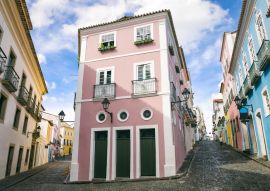 Lais Puzzle - Szenische Tagesansicht der engen Kopfsteinpflasterstraßen mit bunter Kolonialarchitektur des historischen Touristenzentrums Pelourinho, in Salvador da Bahia, Brasilien - 100, 200, 500 & 1.000 Teile