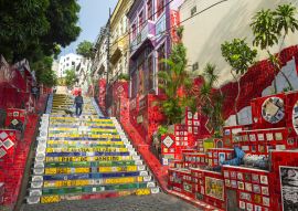 Lais Puzzle - Ein Blick am frühen Morgen auf die Escadaria Selarón (Selaron-Treppe), eine Touristenattraktion neben dem beliebten Ausgehviertel Lapa in Rio de Janeiro, Brasilien - 100, 200, 500 & 1.000 Teile