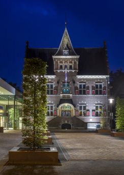 Lais Puzzle - Rathaus, Veendam bei Nacht, Dämmerung, Niederlande - 100, 200, 500 & 1.000 Teile