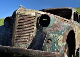 Lais Puzzle - Altes verrostetes Auto mit rostigem Lack ohne Fenster vor blauem Himmel - 100, 200, 500 & 1.000 Teile