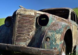 Lais Puzzle - Altes verrostetes Auto mit rostigem Lack ohne Fenster vor blauem Himmel - 500 & 1.000 Teile