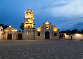 Lais Puzzle - Der Beginn der blauen Stunde an der Santa Barbara Kirche in Mompox, Kolumbien. - 100, 200, 500 & 1.000 Teile