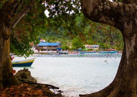 Lais Puzzle - Blauer Strand der Stadt Sapzurro aus einer von Bäumen eingerahmten Ansicht. Kolumbien, Chocó - 100, 200, 500 & 1.000 Teile