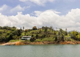 Lais Puzzle - Guatape Kolumbien: Eine der alten Villen von Pablo Escobar - 100, 200, 500 & 1.000 Teile