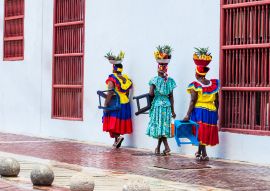 Lais Puzzle - Traditionelle Obst-Straßenverkäufer in Cartagena de Indias, genannt Palenqueras, vor dem Gebäude des Rathauses von Cartagena - 100, 200, 500 & 1.000 Teile