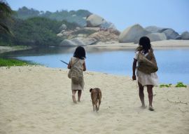 Lais Puzzle - Kinder eines indigenen Stammes beim Spaziergang mit einem Hund am Strand, Tayrona, Kolumbien - 100, 200, 500 & 1.000 Teile