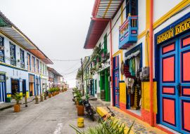 Lais Puzzle - Blick auf Kolonialgebäude in den Straßen von Filandia, Kolumbien - 100, 200, 500 & 1.000 Teile