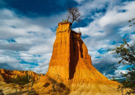 Lais Puzzle - Hohe Felsen in der Tatacoa-Wüste, Kolumbien unter dem bewölkten Himmel - 100, 200, 500 & 1.000 Teile