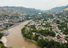 Lais Puzzle - Hängebrücke, die über einen von viel Vegetation umgebenen Fluss führt, in Honda, Tolima / Kolumbien - 100, 200, 500 & 1.000 Teile