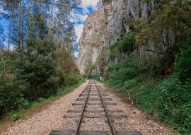 Lais Puzzle - Alte Eisenbahn mit felsigen Bergen und Steinmauern an einem sonnigen Tag in Suesca, Cundinamarca - Kolumbien - 100, 200, 500 & 1.000 Teile